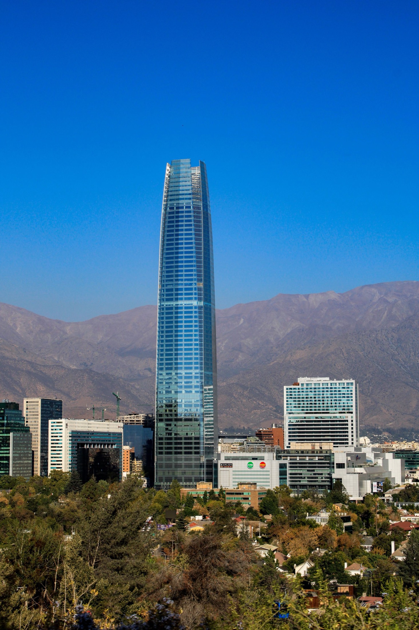 Cordillera de los Andes nevada sobre el skyline de Santiago de Chile